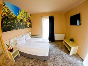 a bedroom with a large white bed and a window at Sarea-n Bucate (Crama la Salina) in Turda