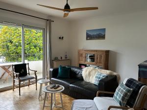 a living room with a black leather couch and chairs at Villa de charme jardin vue sur montagnes rénovation 2026 in Argelès-Gazost
