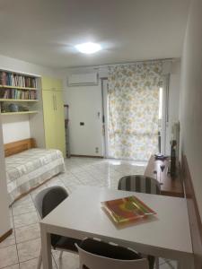 a room with a table and chairs and a bed at LeRose in Cadine