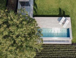 an overhead view of a swimming pool in a yard at Maison Lillie in Zonnebeke