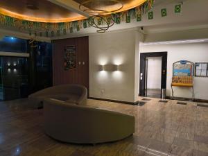 a lobby with a couch and a table at BOA VIAGEM FLATS APTO 201 in Recife
