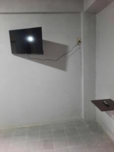 a tv hanging on a wall in a room at Linda estadia 2 in San Juan