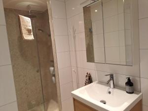 ein Badezimmer mit Waschbecken und Dusche in der Unterkunft Nyrenoverad lägenhet med gratis parkering in Partille + 8 Fotos