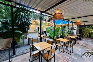 an outdoor patio with tables and chairs and plants at Our Home San Antonio in Cali