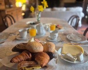 a table with a plate of bread and croissants at B&B Pronkenburg in Lissewege