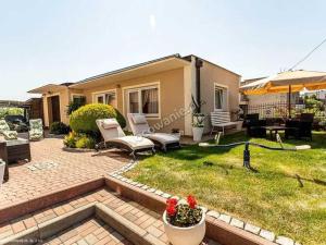 a small yard with a house with a patio at Mirato in Władysławowo
