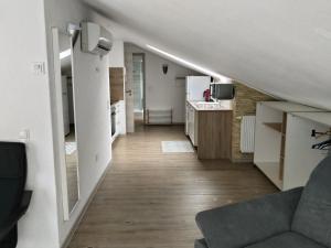 a living room with a couch and a kitchen at Work & Stay Peine, Parkplatz, WLAN, Küche inkl in Peine