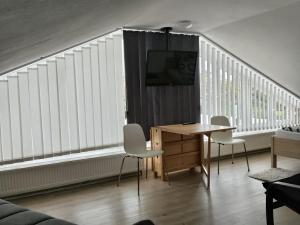 a living room with white blinds and a table and chairs at Work & Stay Peine, Parkplatz, WLAN, Küche inkl in Peine