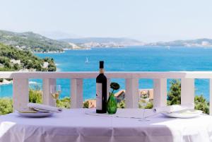 - une table blanche avec une bouteille de vin et des verres dans l'établissement Darijan Apartments, à Marina