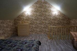 ボリソグレブスクにあるTurbaza Cherkasskiy zatonのベッドルーム1室(ベッド1台、ドレッサー付)