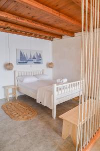 a bedroom with a bed and a hammock at Rota in Klima