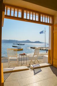 two chairs and a table in front of the water at Rota in Klima +16 photos