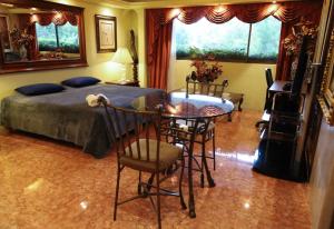a bedroom with a bed and a table and chairs at Casa de Huéspedes en Satélite - Boutique Rosas in Mexico City