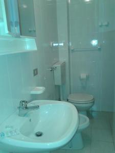 A bathroom at Albergo Ristorante Poli