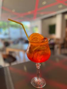 ein Getränk in einem Glas auf einem Tisch in der Unterkunft Hotel Manea Hub in Orşova + 11 Fotos