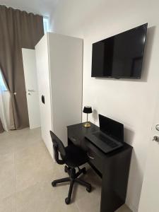 a black desk with a laptop and a chair at Chloè Vacanze in Iesi