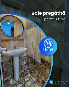 ein Badezimmer mit Waschbecken und Spiegel in der Unterkunft Hotel Manea Hub in Orşova