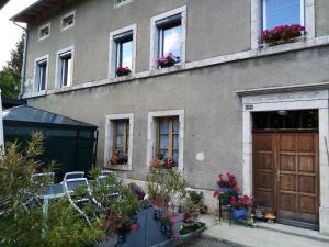 a building with flower boxes on the windows at Le Flocon in Prémanon