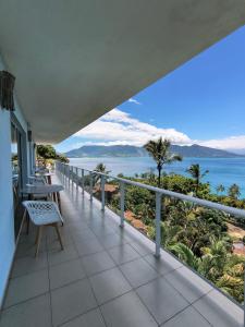 a balcony with a view of the ocean at Pousada Refúgio das Estrelas - Vista para o Mar in Ilhabela