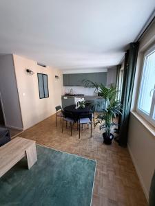 a living room with a black table and chairs at LebonCosy in Limoges
