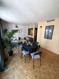a living room with a black table and chairs at LebonCosy in Limoges