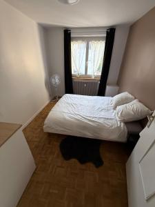 a small bedroom with a bed and a window at LebonCosy in Limoges