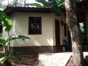 a small house with a window and a tree at Quinta Gualca in Condega