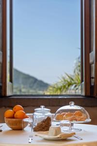 a table with a bowl of oranges and a bowl of bread at Villa Di Natale in Pagani