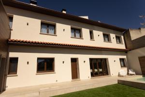 a house with a pool and a yard at Alojamiento ENSUEÑOS in Ciudad-Rodrigo
