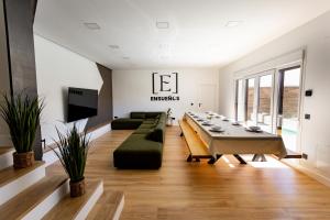 a living room with a large table and a couch at Alojamiento ENSUEÑOS in Ciudad-Rodrigo