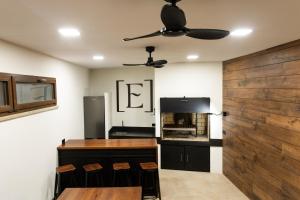 a kitchen with a table and a ceiling fan at Alojamiento ENSUEÑOS in Ciudad-Rodrigo