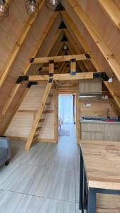 an attic room with a kitchen with wooden beams at Refugio Alpino in Nacimiento