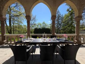 a table and chairs in a patio with arches at Laitse Castle B&B in Laitse