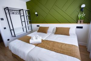 a bedroom with a large white bed with a green ceiling at Alojamiento ENSUEÑOS in Ciudad-Rodrigo +20 photos