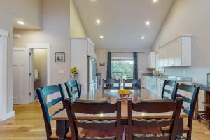 a kitchen with a dining room table and chairs at Noble Sun in Fairview