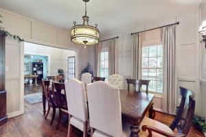 a dining room with a table and chairs at The Marlin in Arden +28 photos