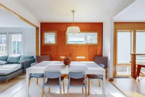 a living room with a white table and chairs at The Lime House in Brevard
