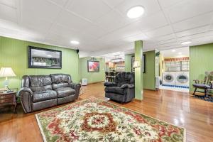 a living room with two leather chairs and a rug at Hidden Creek Cabin in Franklin