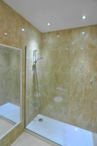 een badkamer met een douche en een glazen deur bij Apartment in Orlando in Adeje