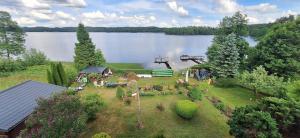 Luftaufnahme eines Hauses an einem See in der Unterkunft Lemanka in Gowidlino