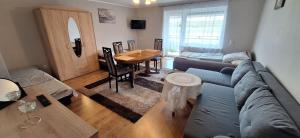 ein Wohnzimmer mit Sofa und Tisch in der Unterkunft Lemanka in Gowidlino