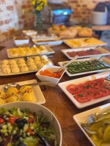 ein Tisch mit vielen Tellern voller Essen in der Unterkunft Hotel Bulwar Ustka in Ustka