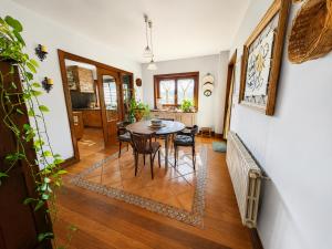 a kitchen and dining room with a table and chairs at Vila Xocas in Baiona
