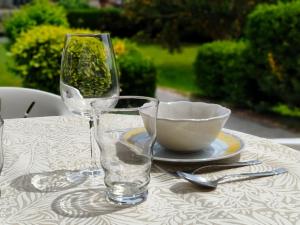 a table with two wine glasses and a bowl on it at La Casuca de Marisa in Solórzano
