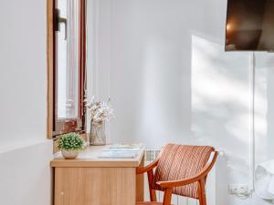 a desk with a chair and a window at Aida's Hostal in Puentes de García Rodríguez +57 photos