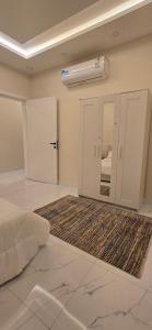 a room with a mirror and a air conditioner at دان إقامة هادئة in Medina