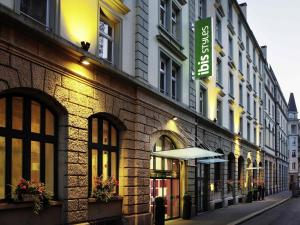 ein Gebäude mit einem Schild an der Seite in der Unterkunft ibis Styles Luzern in Luzern