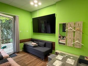 a living room with green walls and a couch at Stern in Hückelhoven