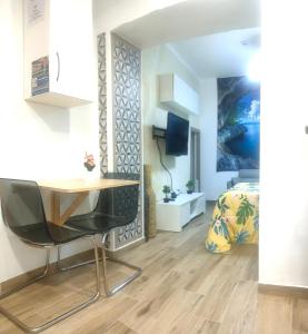 a room with a desk and a bedroom with a bed at Apartamento La Cueva silencioso in Algarrobo