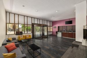 a living room with a couch and a table at Neuchâtel City Hôtel - Self Check-In in Neuchâtel